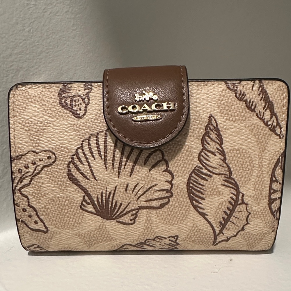MEDIUM CORNER ZIP WALLET IN SIGNATURE CANVAS WITH SHELL PRINT